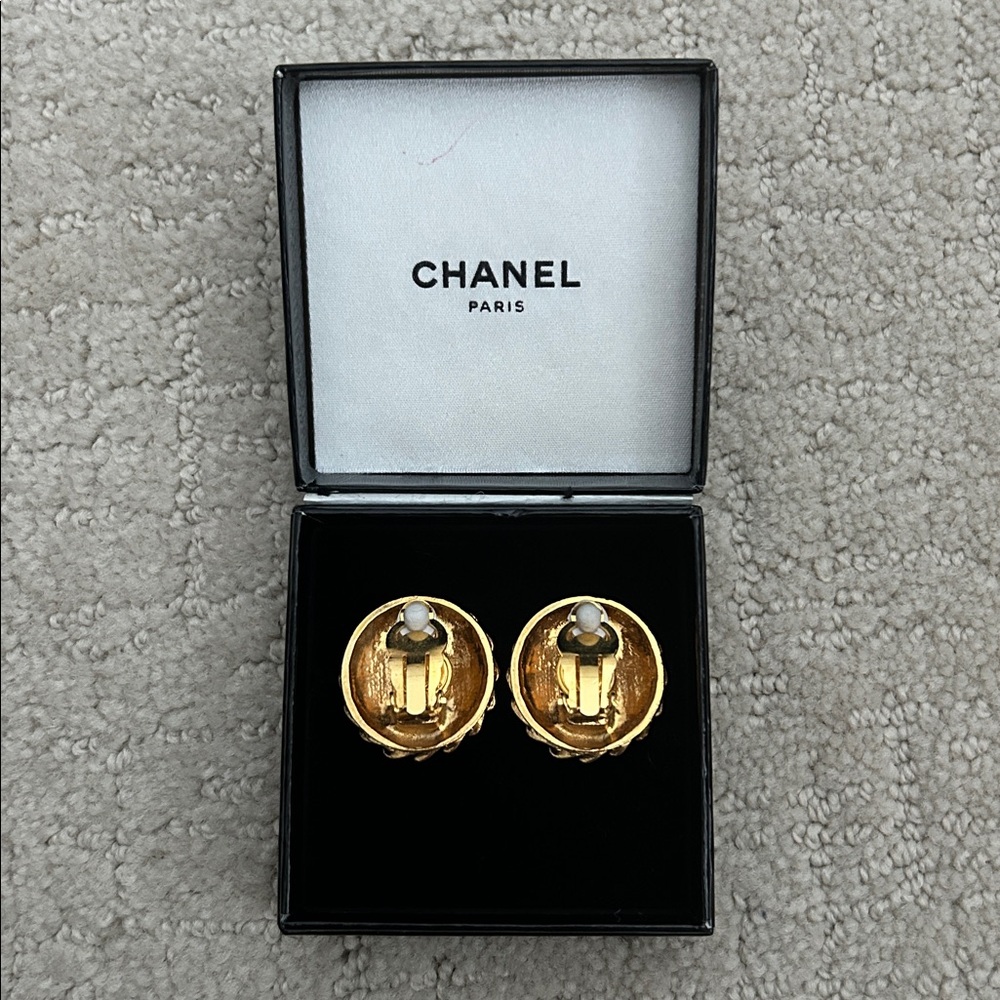 CHANEL Vintage Gold Medallion Clip-On Earrings - Picture 2 of 4